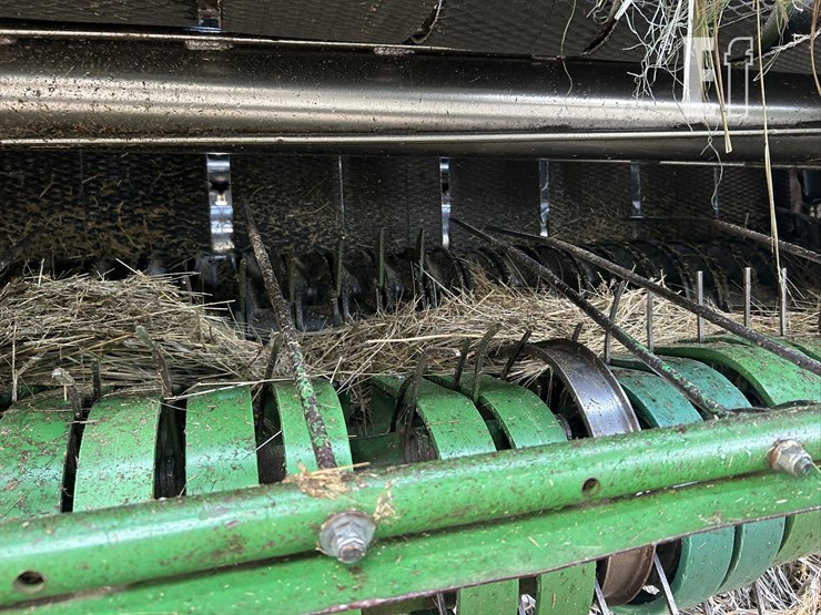 2010-john-deere-568-image-16