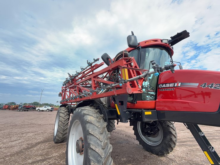 2009-case-ih-4420-self-propelled-sprayer-image-36