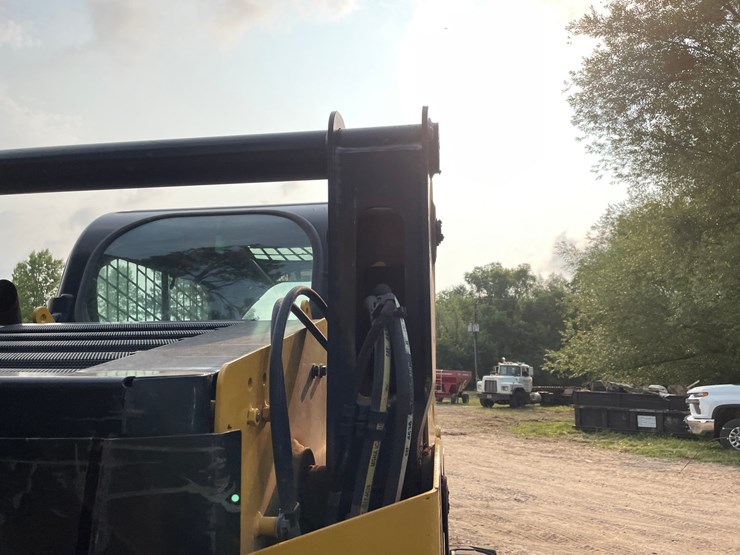 caterpillar-242d-image-44