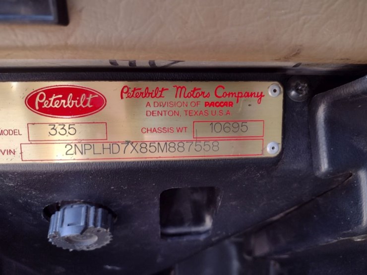 peterbilt-335-image-5