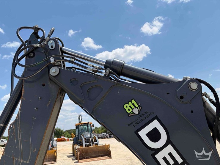 2020-deere-310l-image-31