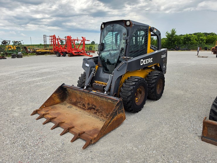2013-deere-320d-image-1