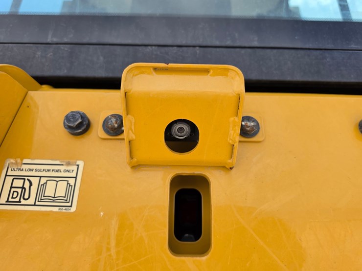 2021-caterpillar-d1-image-13