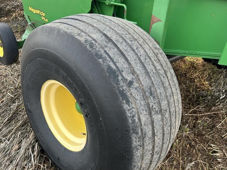 2010-john-deere-568-image-32