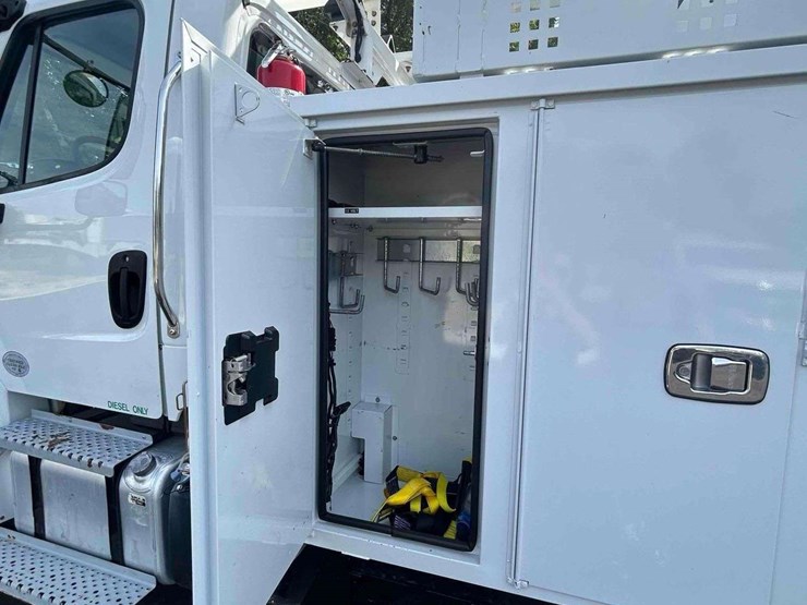 2019-freightliner-m2-106-image-33