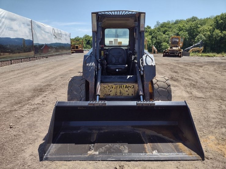 new-holland-l175-image-2