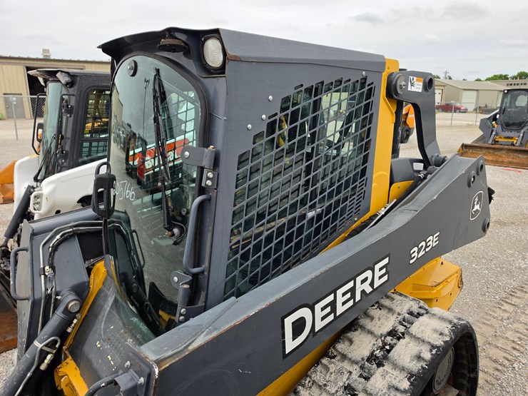 2015-deere-323e-image-22