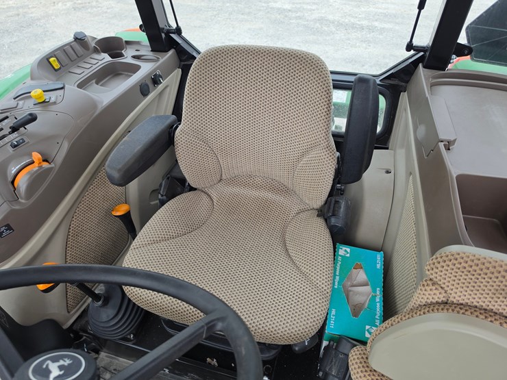 2023-john-deere-5100e-image-11