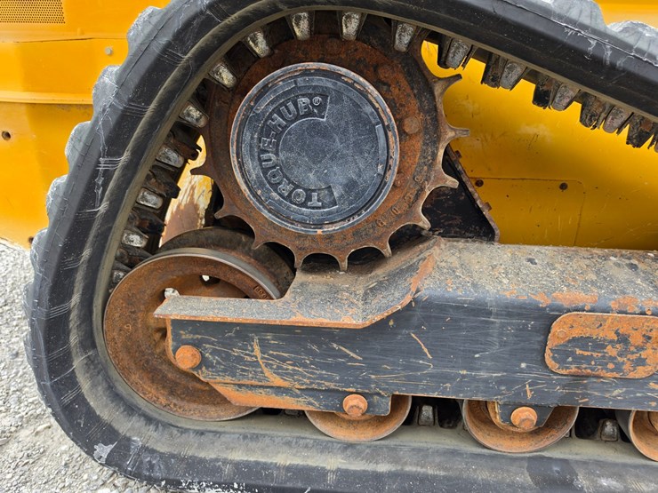 2015-deere-323e-image-15