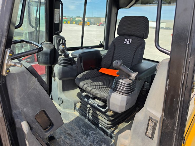 2021-caterpillar-d1-image-23