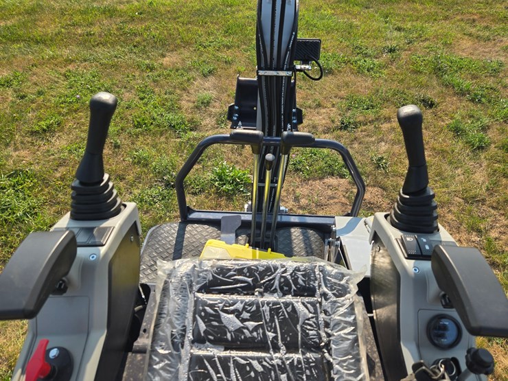 #8803-•-ats-me18-mini-excavator-image-4