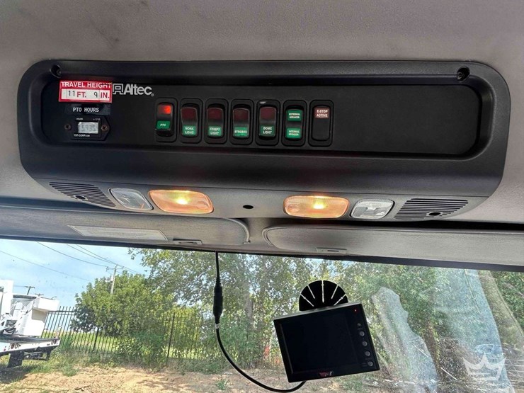 2019-freightliner-m2-106-image-49