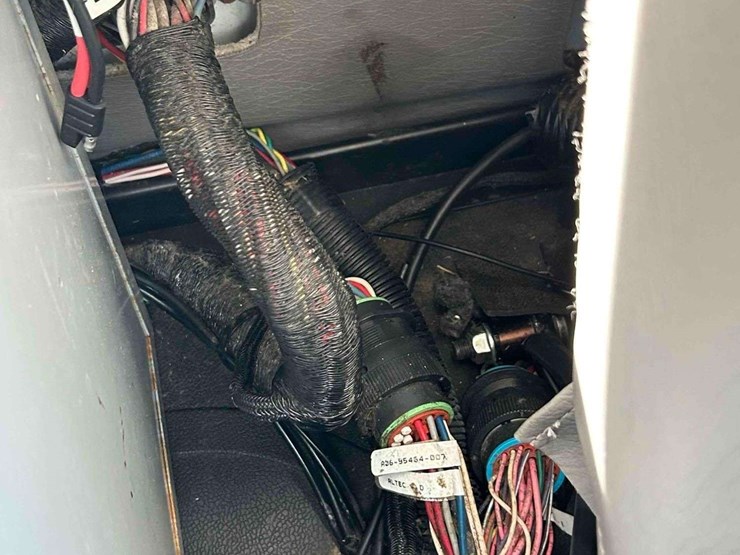 2019-freightliner-m2-106-image-47