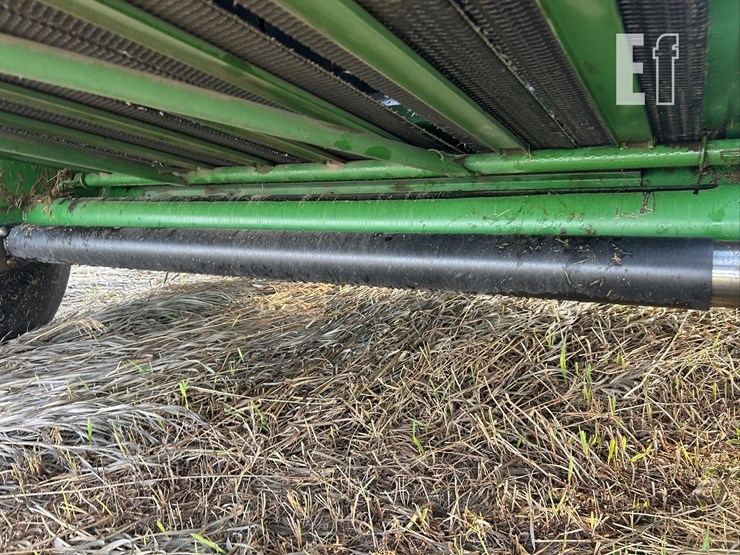 2010-john-deere-568-image-24
