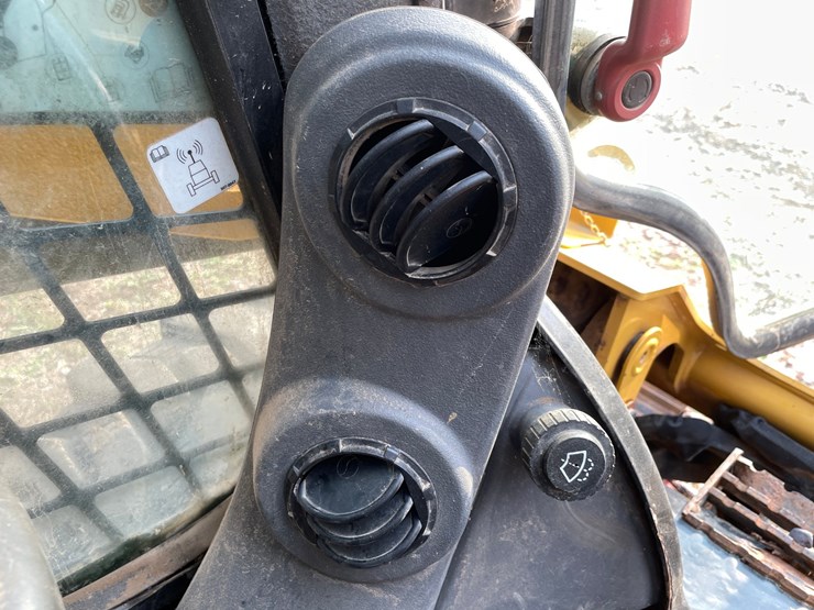 caterpillar-242d-image-30