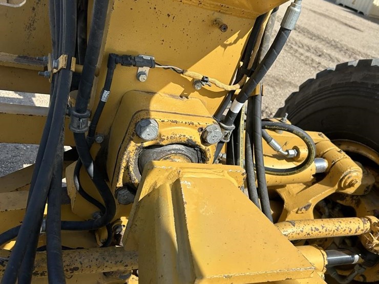 2011-caterpillar-140m2-awd-image-13