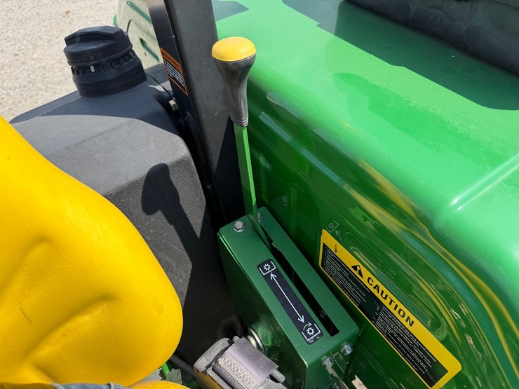2011-john-deere-5065e-image-22