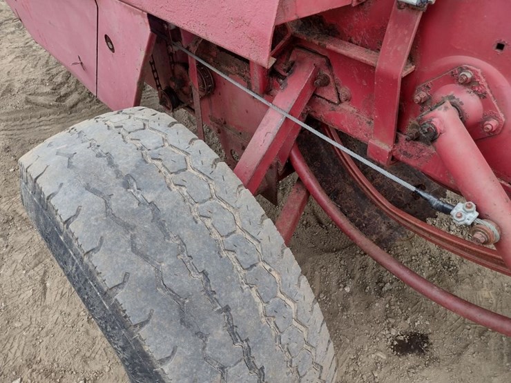 new-holland-320-image-8