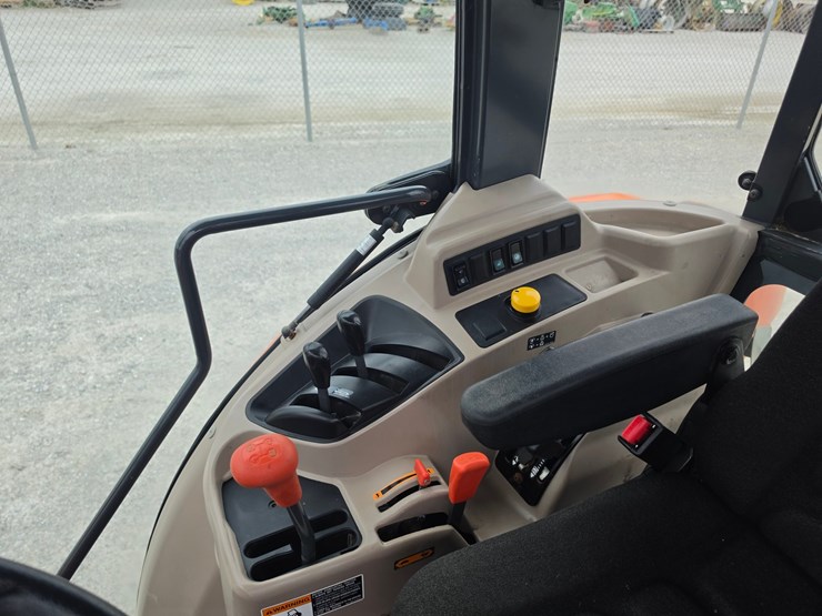 2017-kubota-m7060-image-16