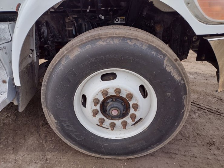 peterbilt-348-image-25