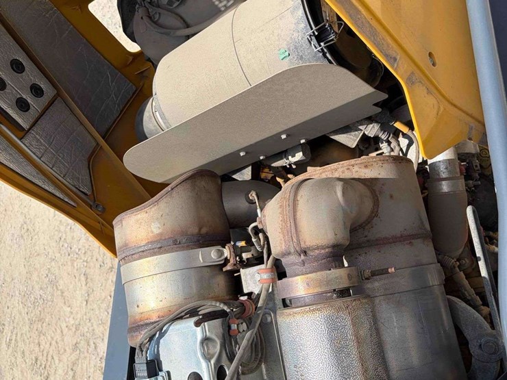 2020-deere-310l-image-17