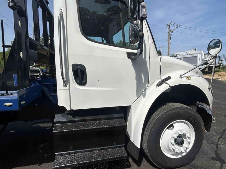 2018-freightliner-m2-106-image-23