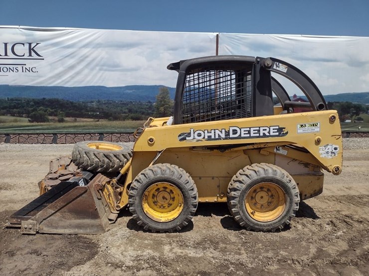 john-deere-240-image-1