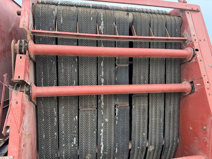 hesston-560-image-4