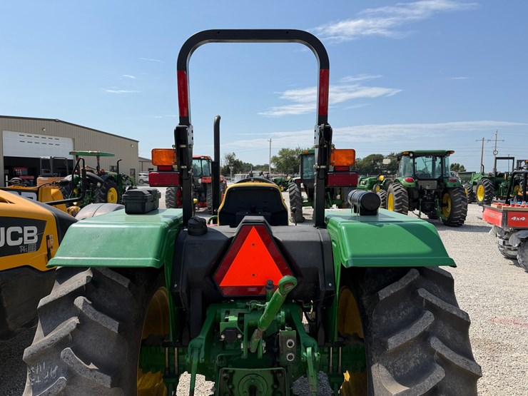 2011-john-deere-5065e-image-10