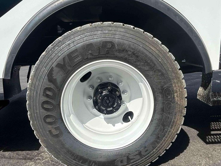 2019-freightliner-m2-106-image-60
