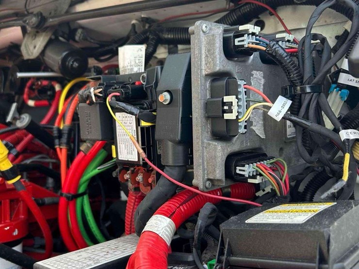 2019-freightliner-m2-106-image-8