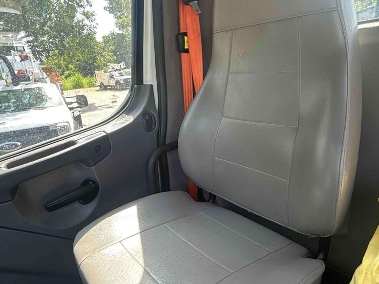2018-freightliner-m2-106-image-67