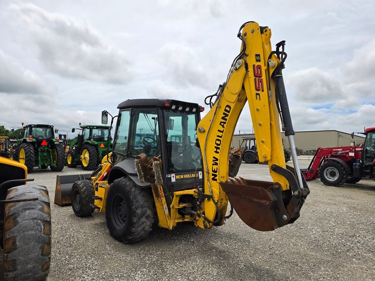 2022-new-holland-b95c-image-12