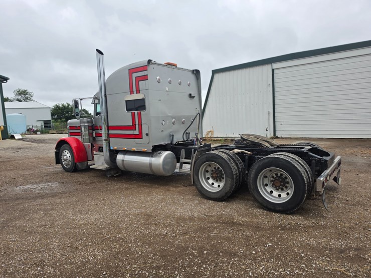 2006-peterbilt-379-image-8
