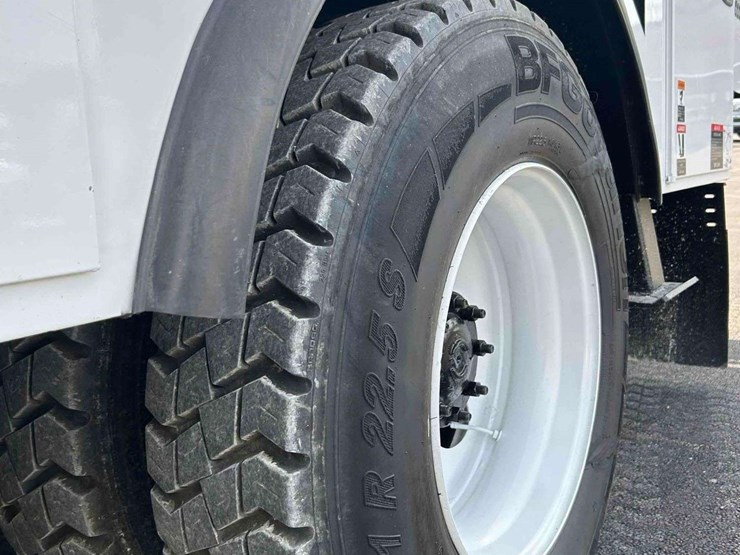 2019-freightliner-m2-106-image-17