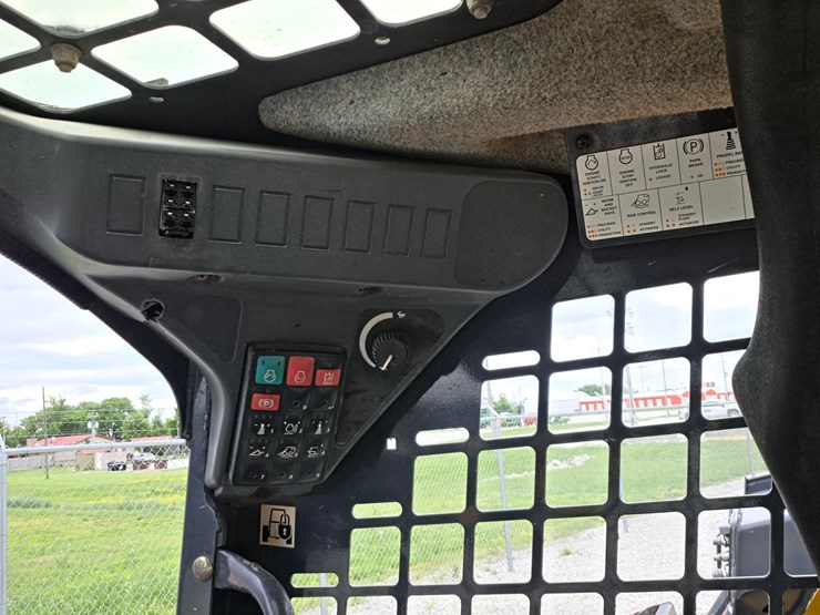 2022-deere-317g-image-9