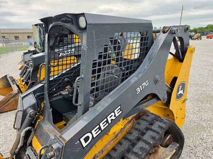 2022-deere-317g-image-12