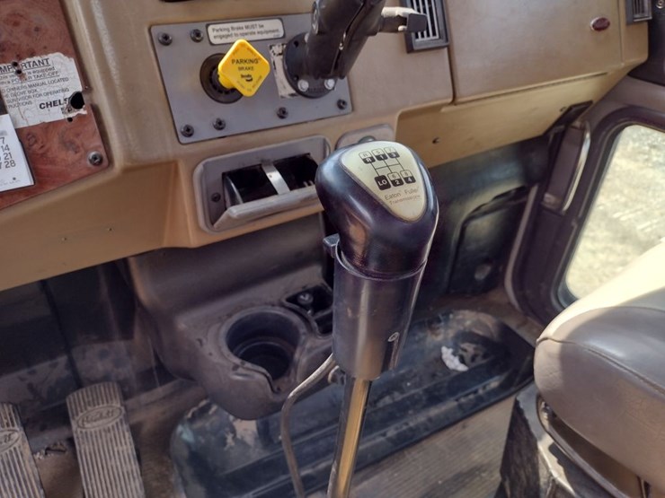 peterbilt-335-image-13