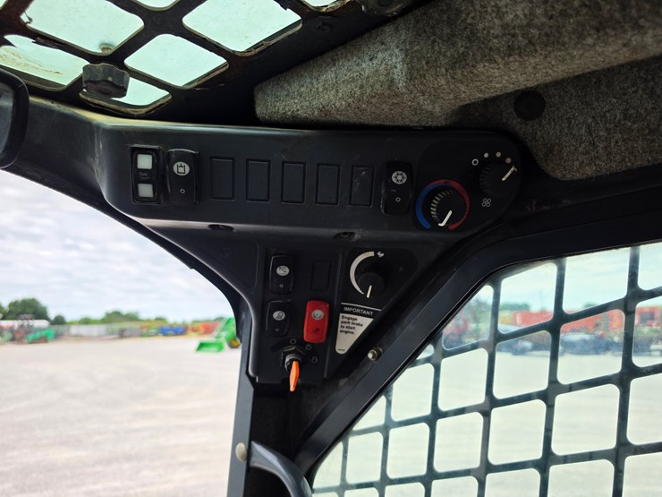2013-deere-320d-image-11