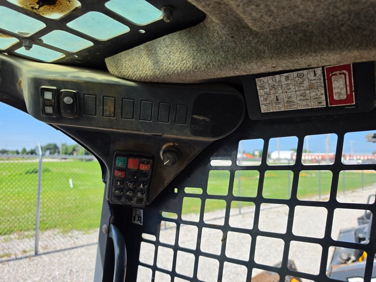 2023-deere-317g-image-11