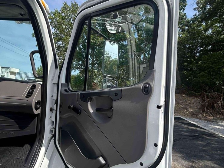 2019-freightliner-m2-106-image-63