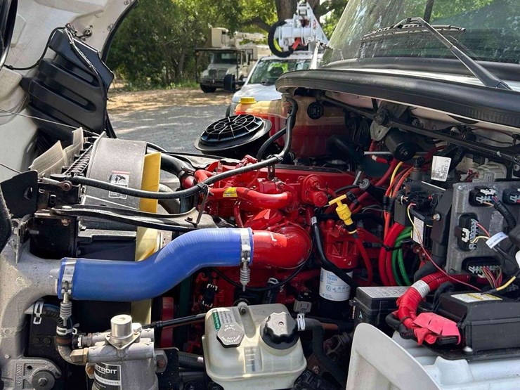 2019-freightliner-m2-106-image-9