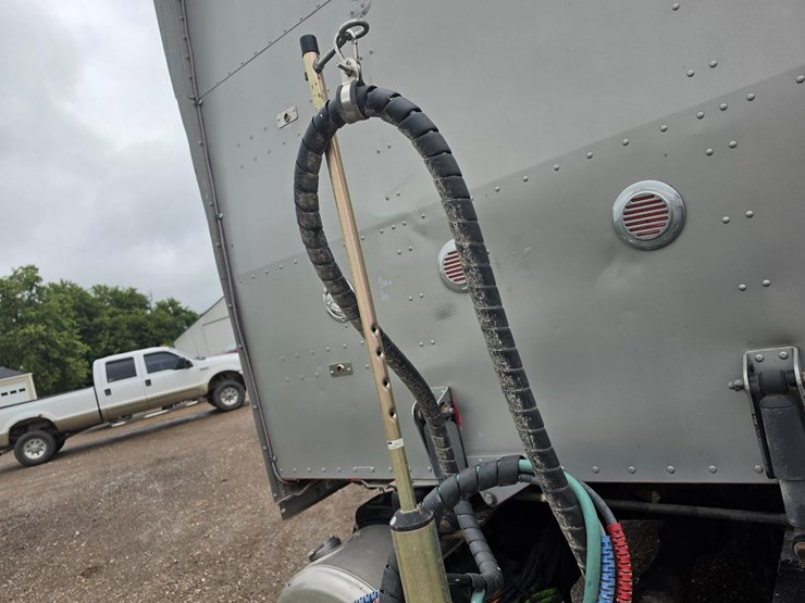2006-peterbilt-379-image-46