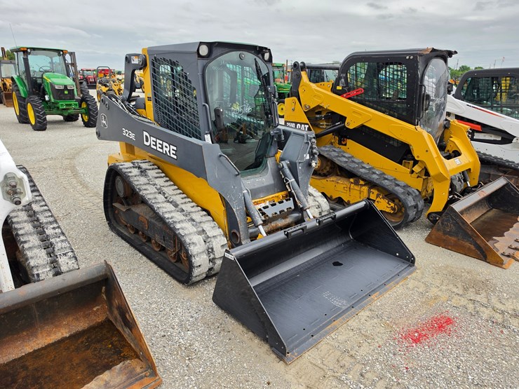 2015-deere-323e-image-1