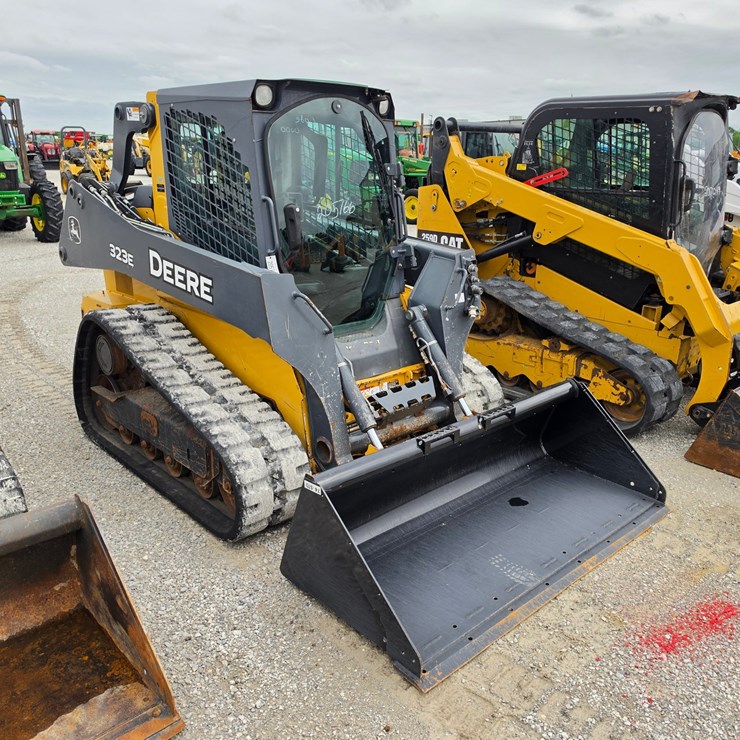 2015 DEERE 323E