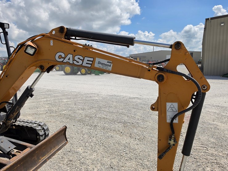 2019-case-cx37c-image-23