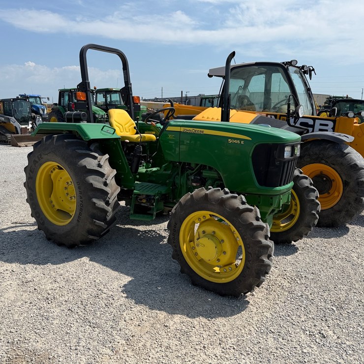 2011 JOHN DEERE 5065E