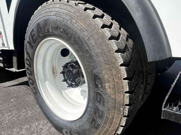 2019-freightliner-m2-106-image-58