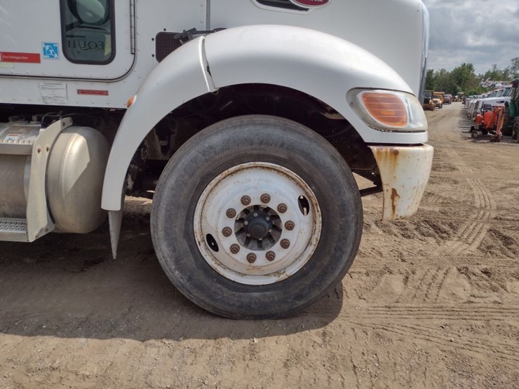 peterbilt-335-image-40