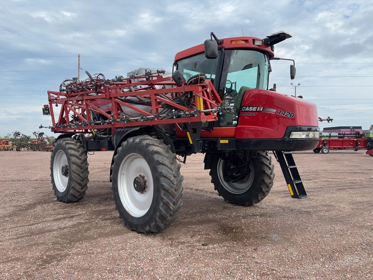 2009-case-ih-4420-self-propelled-sprayer-image-3